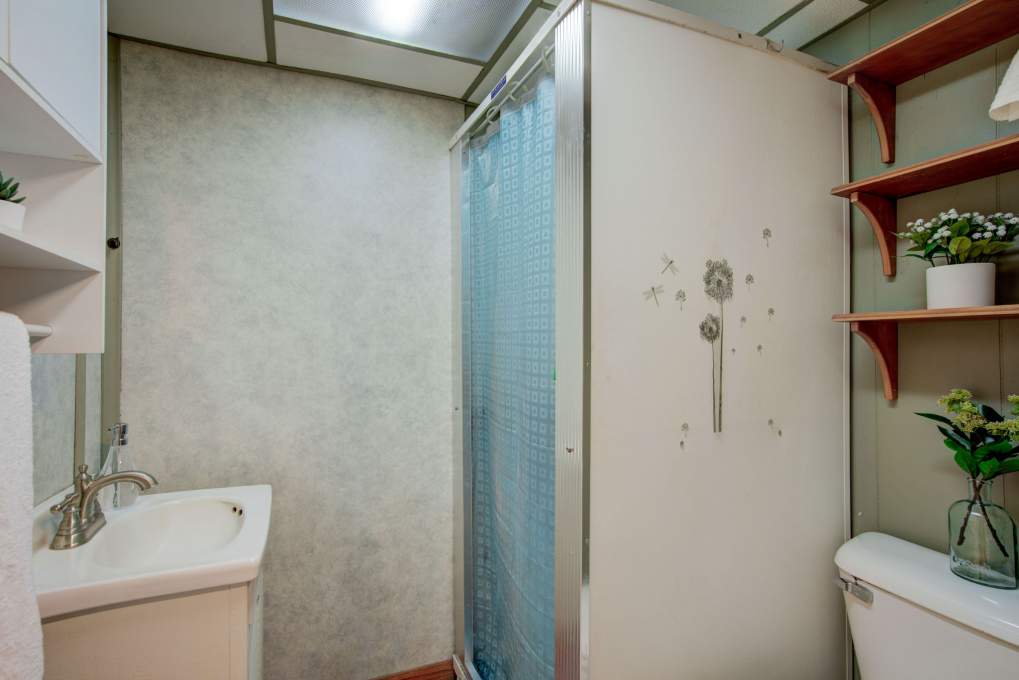 15-web-or-mls-Bathroom-2